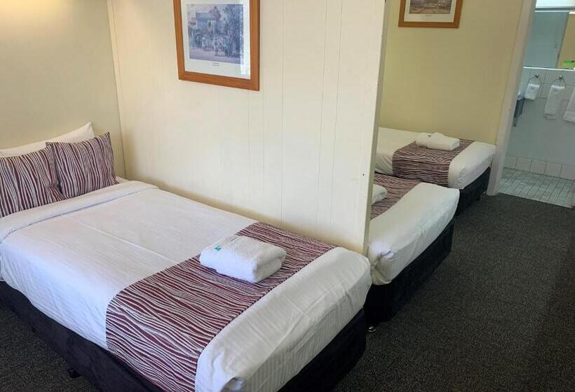 غرفة قياسية ثلاثية, Arkana Motel