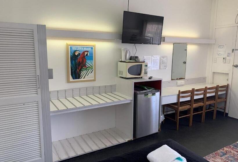 غرفة عائلية, Arkana Motel