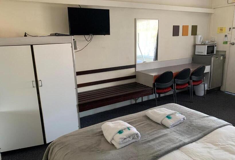 غرفة عائلية, Arkana Motel