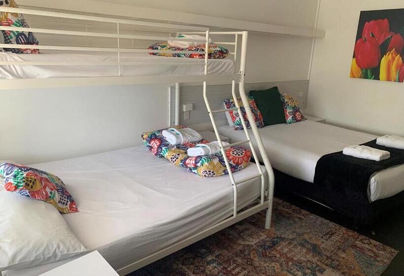 غرفة عائلية, Arkana Motel