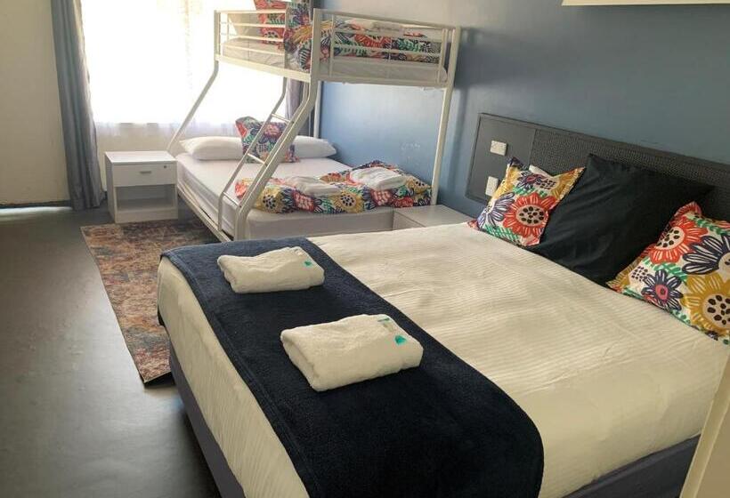 غرفة عائلية, Arkana Motel