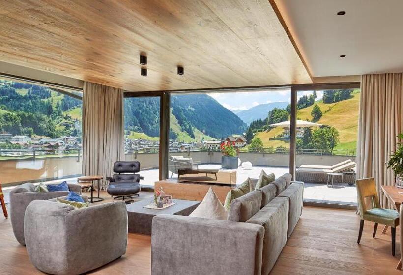 جناح مزود بحمام سباحة, Das Edelweiss  Salzburg Mountain Resort