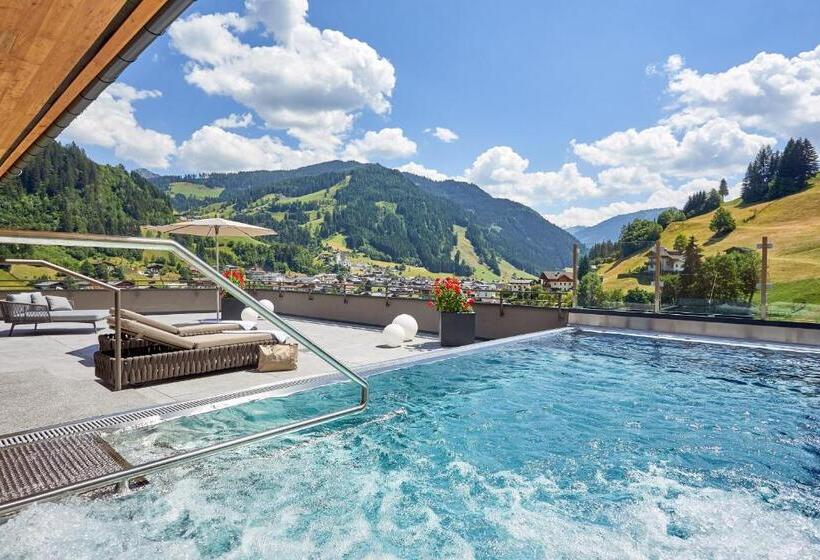 جناح مزود بحمام سباحة, Das Edelweiss  Salzburg Mountain Resort