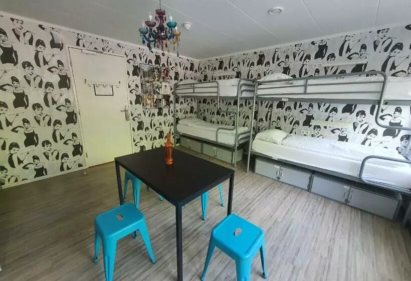 تختخواب در اتاق مشترک, Dutchies Hostel