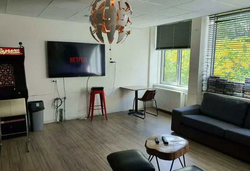 تختخواب در اتاق مشترک, Dutchies Hostel