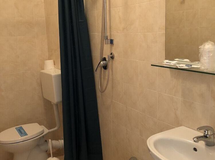 חדר סטנדרט לשלושה, Adriatico