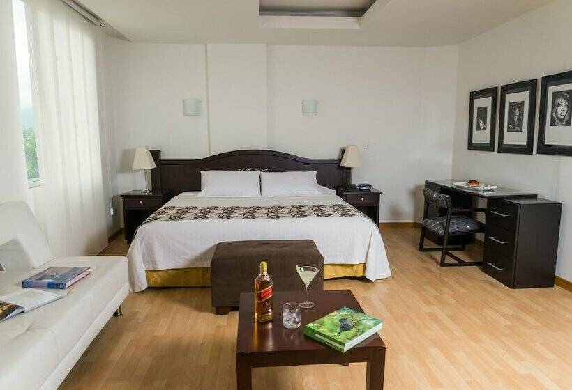 Полулюкс, Bolivar Plaza