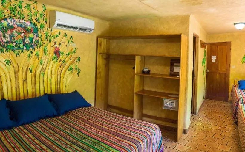 Perhehuone, El Sano Banano Beachside