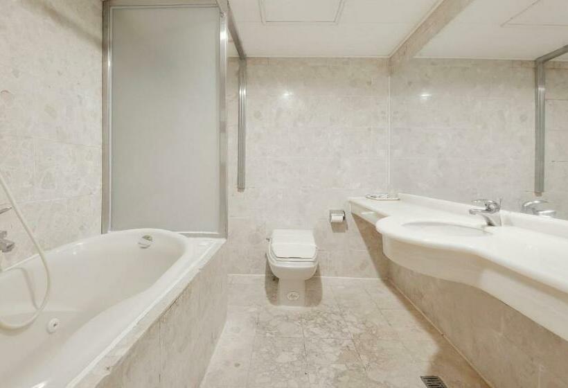 اتاق استاندارد چهار تخته, Forbes