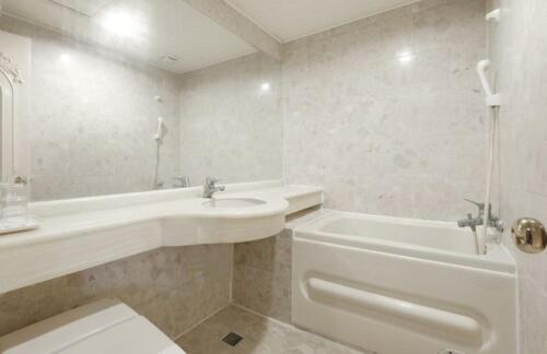 Economy Triple Room, Forbes