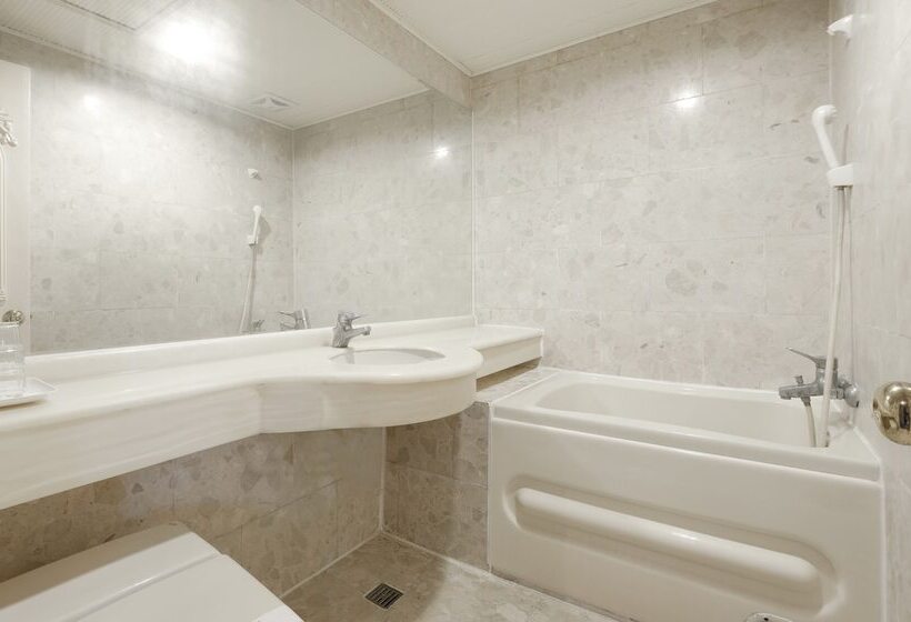 اتاق استاندارد سه نفره, Forbes