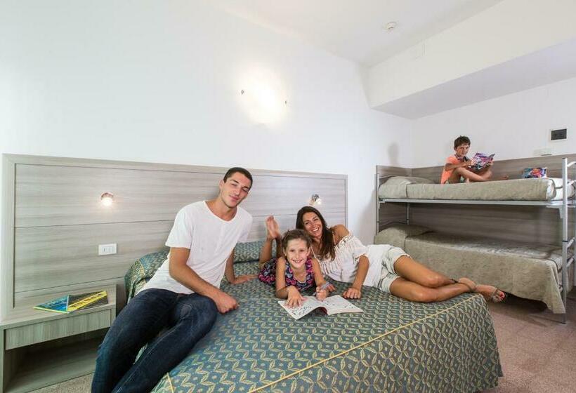 غرفة قياسية ثلاثية مزودة بشرفة, International