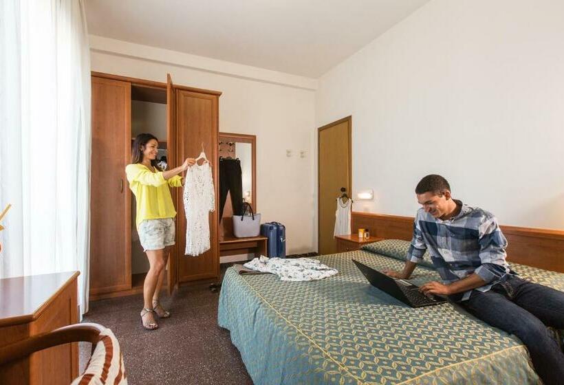 غرفة قياسية مزوَّدة بشُرفة, International