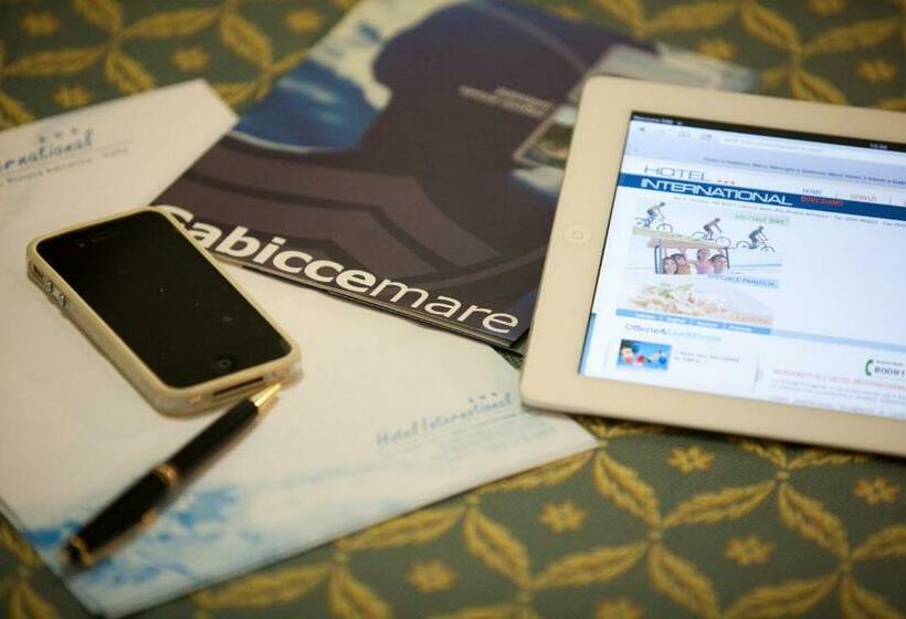 غرفة قياسية ثلاثية مزودة بشرفة, International