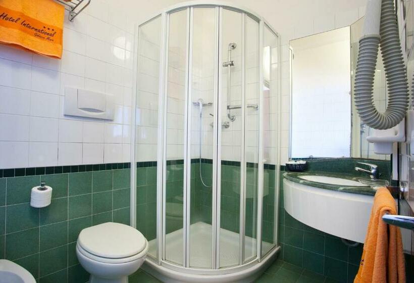 غرفة قياسية مزوَّدة بشُرفة, International