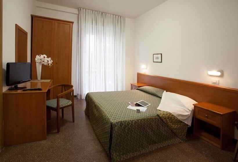 غرفة قياسية رباعية مزودة بشُرفة, International