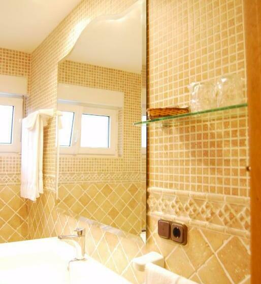 اتاق خانوادگی, La Rivera