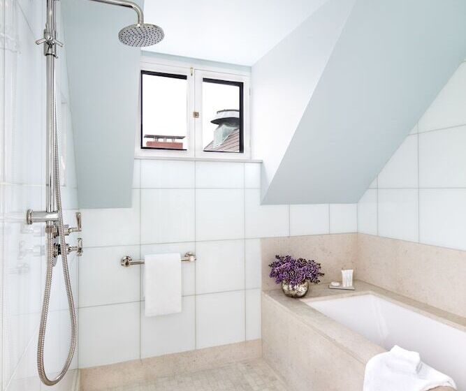 スタンダードルーム, The Ivy