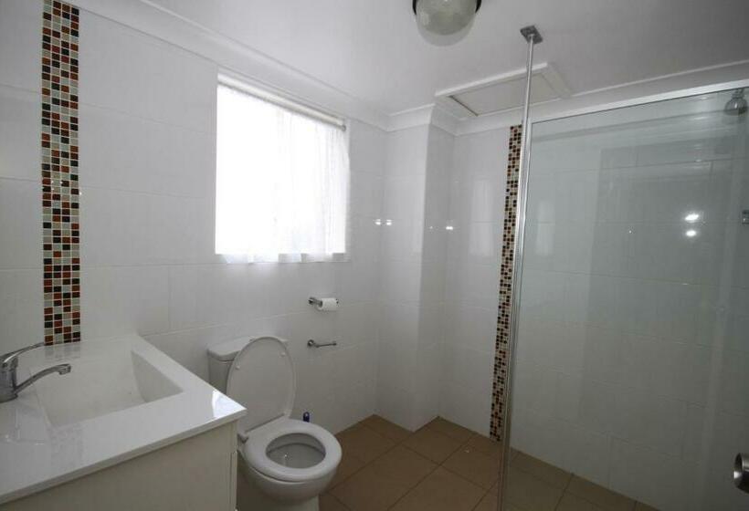 חדר משפחתי, Acacia Snowy Motel