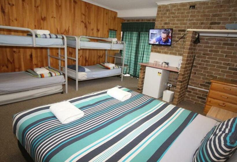 חדר משפחתי, Acacia Snowy Motel