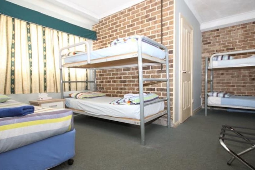 חדר משפחתי, Acacia Snowy Motel