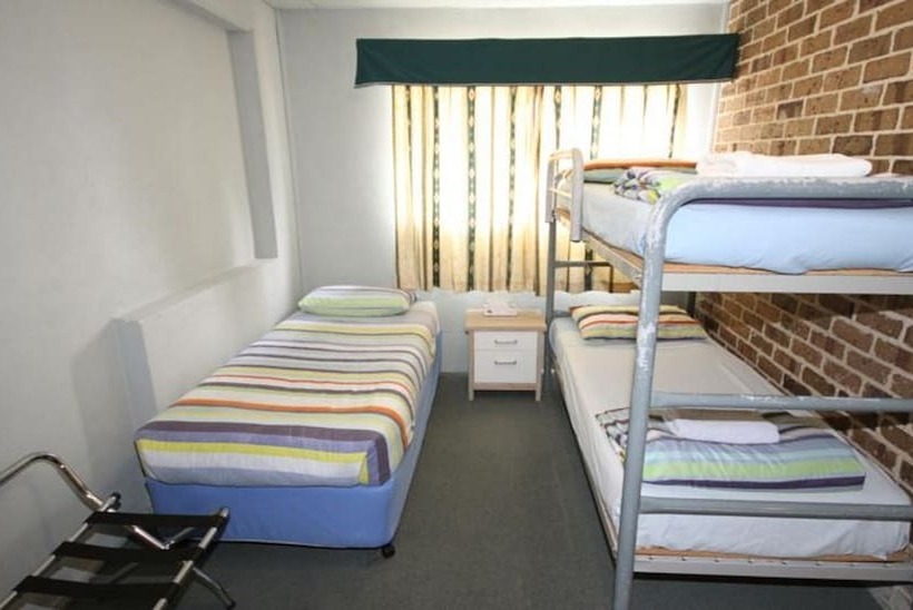 חדר משפחתי, Acacia Snowy Motel