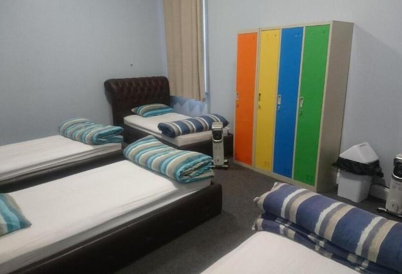 ルームシェアのワンベッド, Backpackers Imperial
