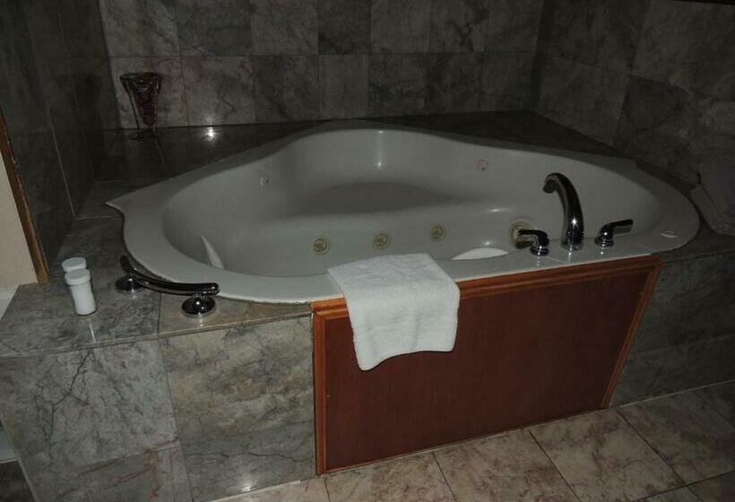 جناح ديلوكس سرير كينج, The Whispering Pines Inn