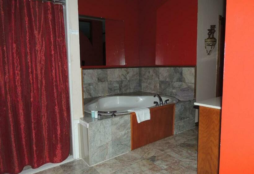 جناح ديلوكس سرير كينج, The Whispering Pines Inn