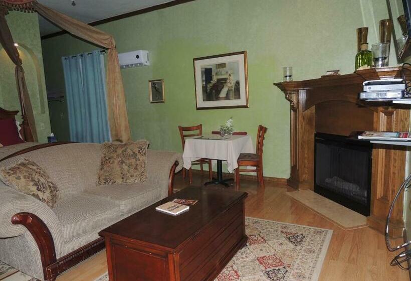 جناح ديلوكس سرير كينج, The Whispering Pines Inn