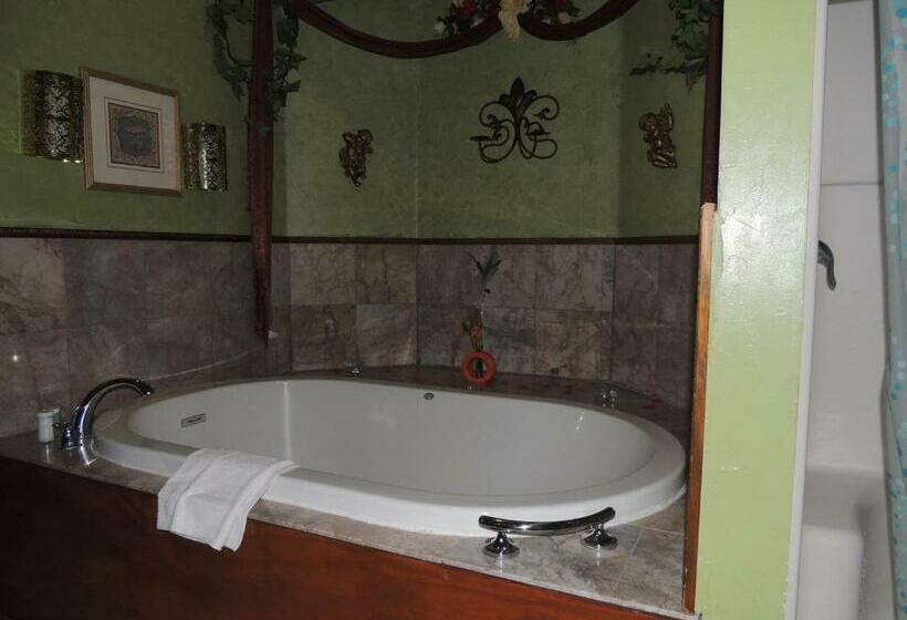 Люкс Deluxe Кровать Кинг, The Whispering Pines Inn