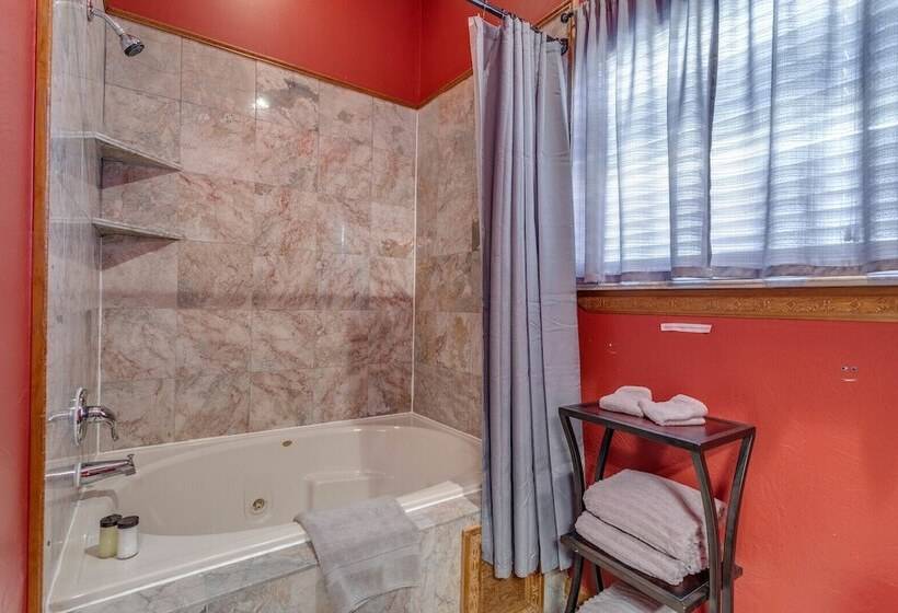 Номер Deluxe, The Whispering Pines Inn