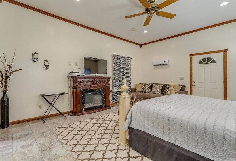غرفة ديلوكس, The Whispering Pines Inn