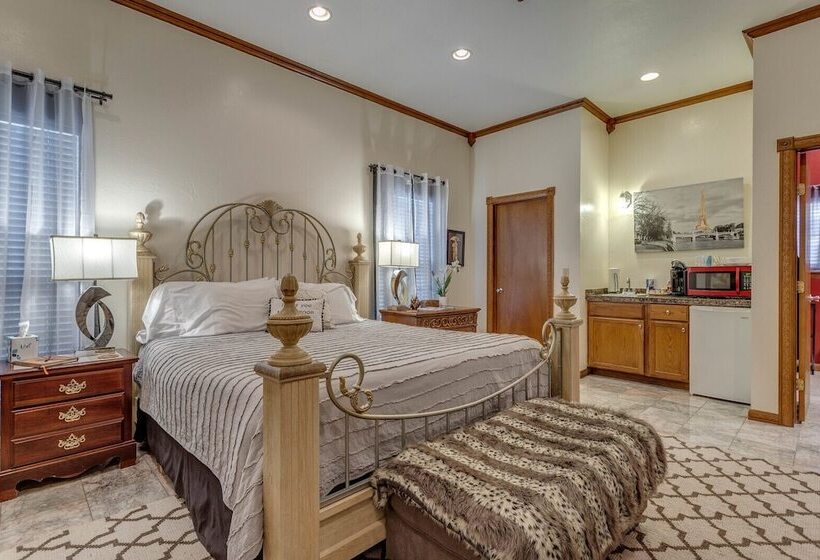 Номер Deluxe, The Whispering Pines Inn