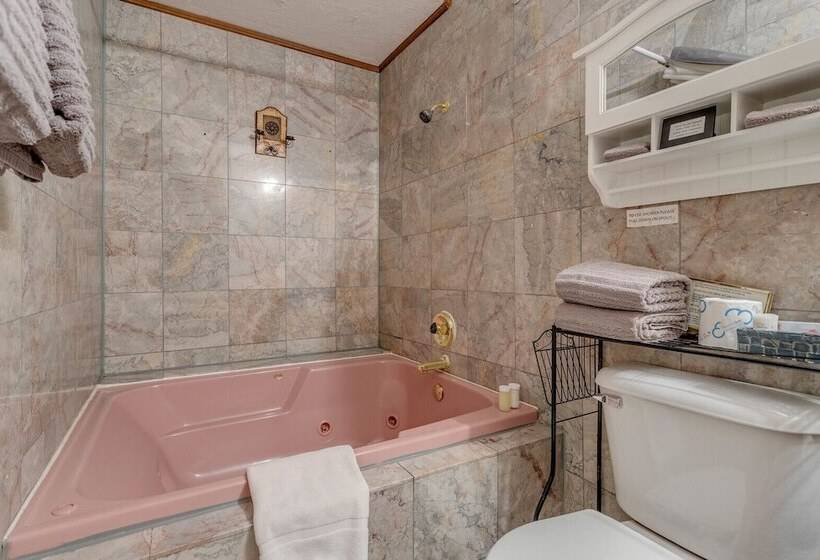 Номер Deluxe, The Whispering Pines Inn