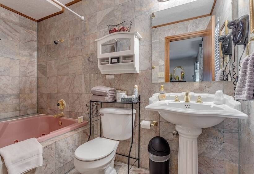 חדר דלוקס, The Whispering Pines Inn