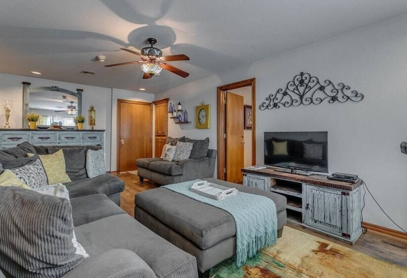 Номер Deluxe, The Whispering Pines Inn