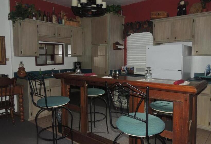 جناح ديلوكس, The Whispering Pines Inn