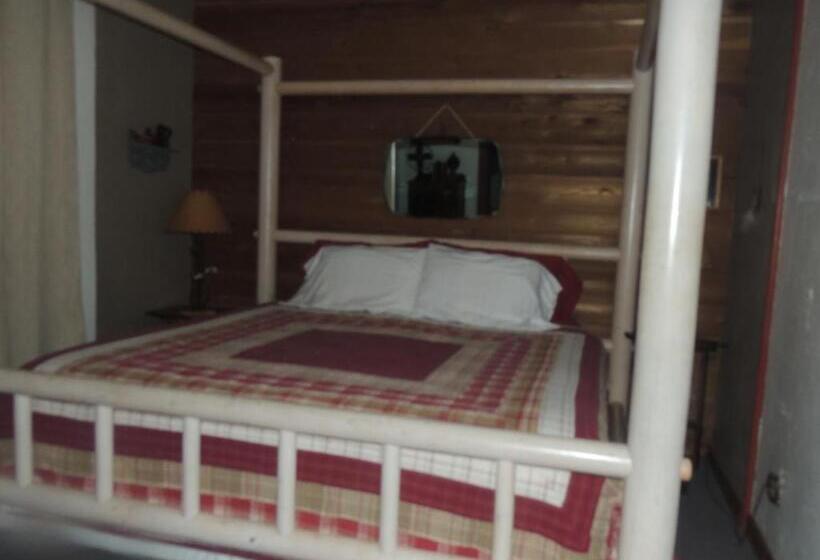 جناح ديلوكس, The Whispering Pines Inn