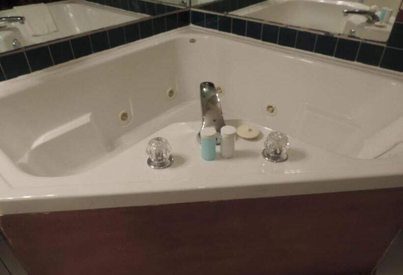 Номер Deluxe, The Whispering Pines Inn