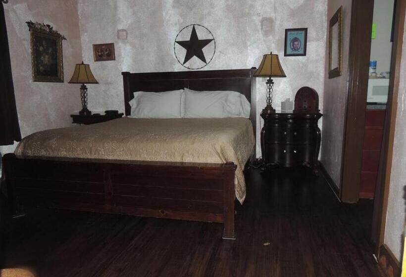 Номер Deluxe, The Whispering Pines Inn