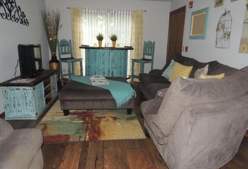 غرفة قياسية سرير كينج, The Whispering Pines Inn