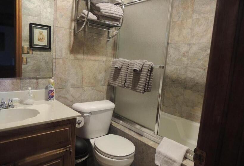 غرفة ديلوكس, The Whispering Pines Inn