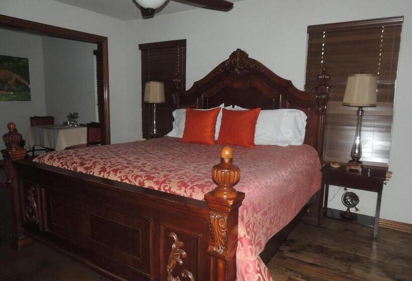 Номер Deluxe, The Whispering Pines Inn