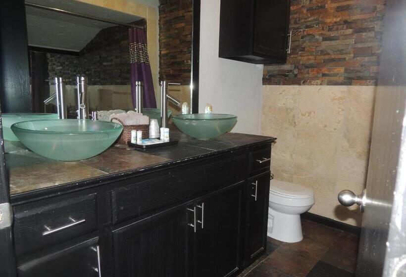 غرفة قياسية سرير كينج, The Whispering Pines Inn