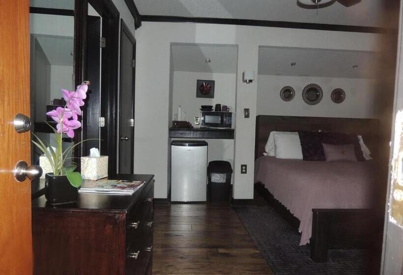 חדר סטנדרט עם מיטת קינג, The Whispering Pines Inn