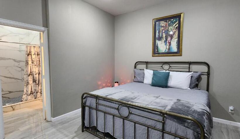 جناح مطلّ علي الحديقة, The Whispering Pines Inn