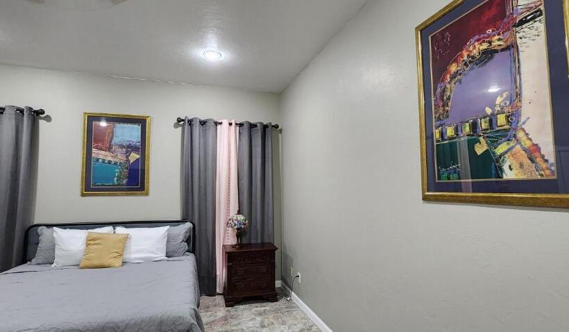 غرفة ديلوكس سرير كينج, The Whispering Pines Inn