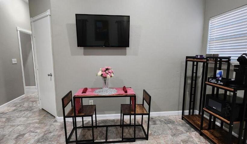 غرفة ديلوكس سرير كينج, The Whispering Pines Inn