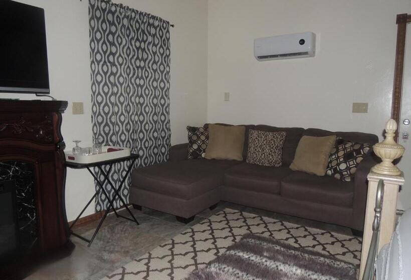جناح ديلوكس, The Whispering Pines Inn